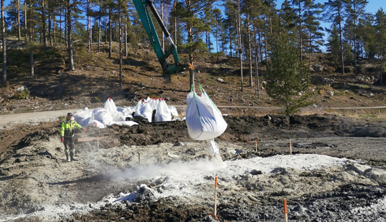 Ruppausmassan päälle kaadetaan sideainetta